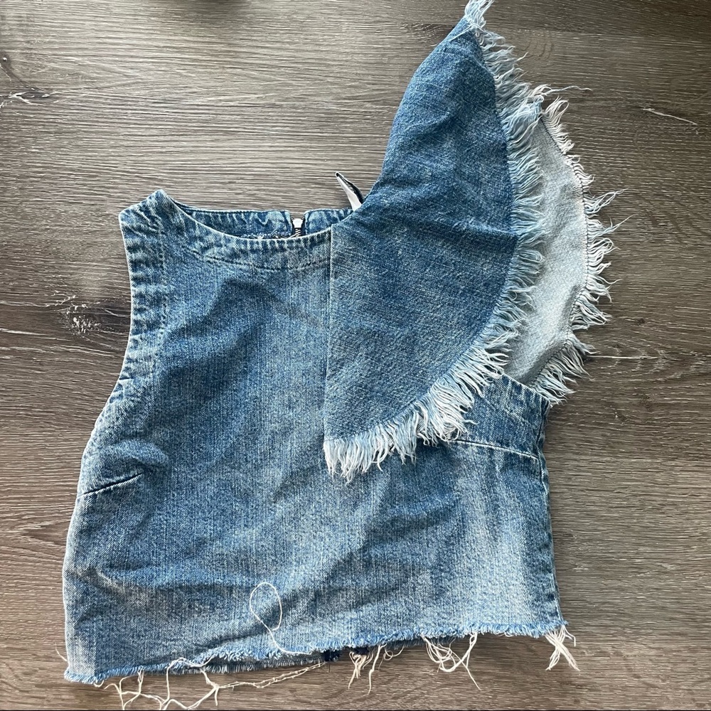 EXCELLENT CONDITIONS
ZARA DENIM FRAYED RUFLLE •DEMIN TOP - Picture 5 of 7